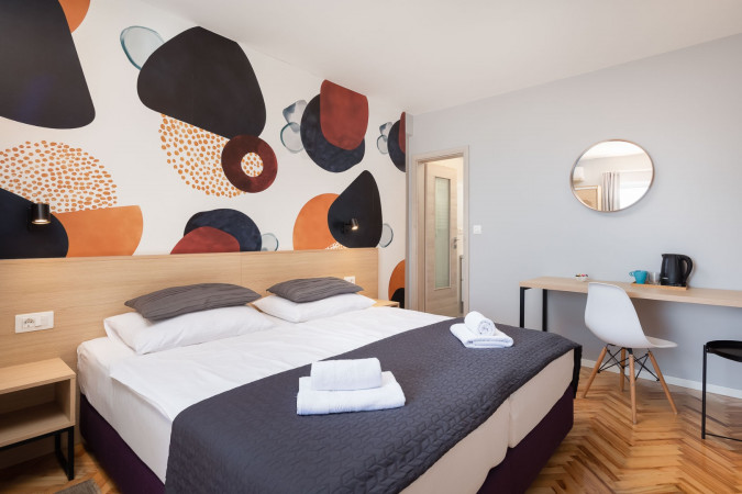 Dvokrevetne sobe s balkonom i pogledom na more, Solar Beach Inn u neposrednoj blizini mora, Stobreč, Dalmacija Stobreč
