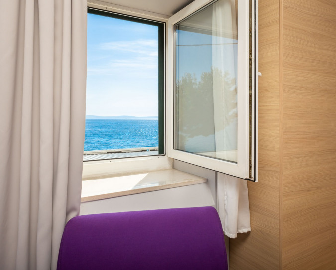 Dvokrevetne sobe s pogledom na more, Solar Beach Inn u neposrednoj blizini mora, Stobreč, Dalmacija Stobreč