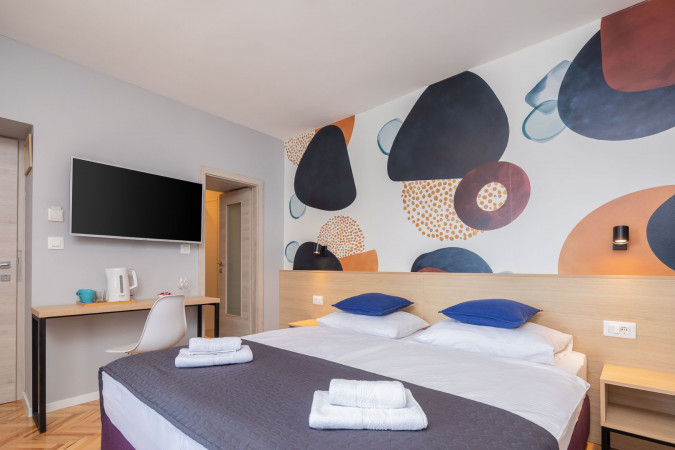 Dvokrevetne sobe s pogledom na more, Solar Beach Inn u neposrednoj blizini mora, Stobreč, Dalmacija Stobreč