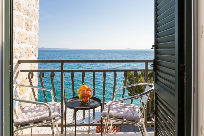 Dvokrevetne sobe s balkonom i pogledom na more, Solar Beach Inn u neposrednoj blizini mora, Stobreč, Dalmacija Stobreč