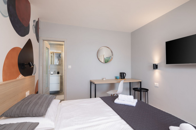 Dvokrevetne sobe s balkonom i pogledom na more, Solar Beach Inn u neposrednoj blizini mora, Stobreč, Dalmacija Stobreč