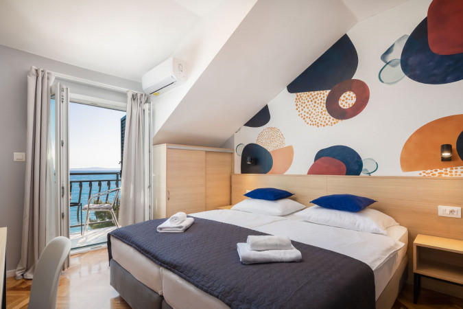 Dvokrevetne sobe s balkonom i pogledom na more, Solar Beach Inn u neposrednoj blizini mora, Stobreč, Dalmacija Stobreč