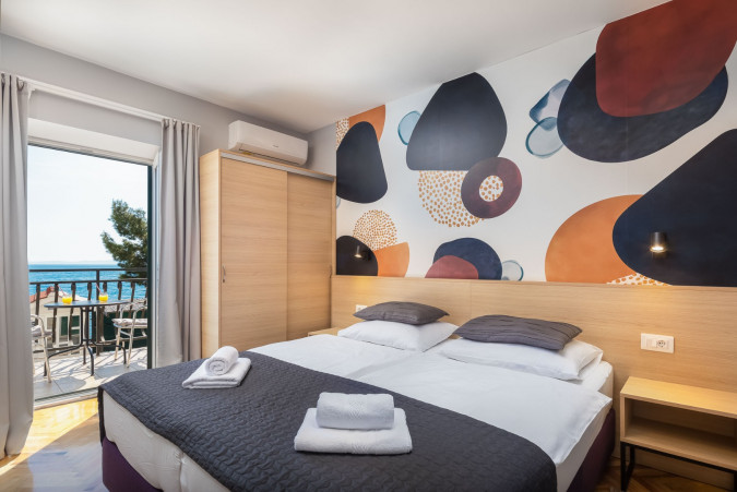 Dvokrevetne sobe s balkonom i pogledom na more, Solar Beach Inn u neposrednoj blizini mora, Stobreč, Dalmacija Stobreč