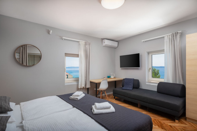 Dvokrevetne sobe s pogledom na more, Solar Beach Inn u neposrednoj blizini mora, Stobreč, Dalmacija Stobreč