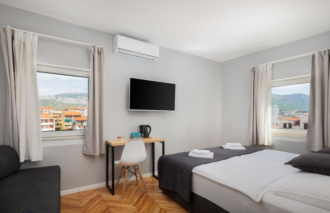 Dvokrevetne sobe s pogledom na planine, Solar Beach Inn u neposrednoj blizini mora, Stobreč, Dalmacija Stobreč