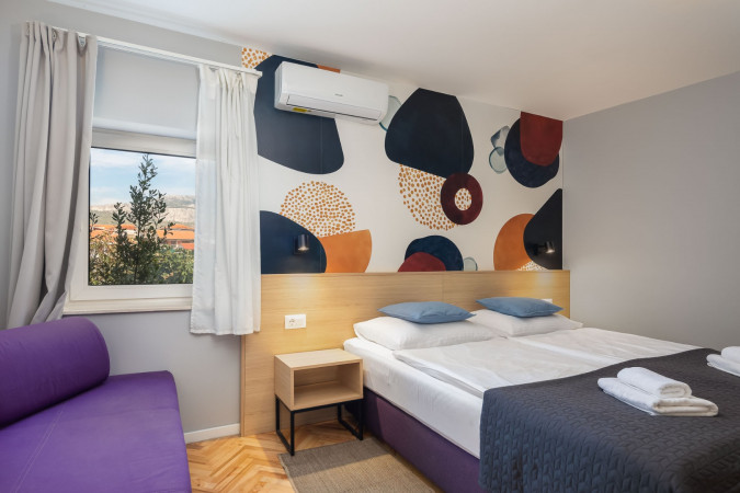 Dvokrevetne sobe s pogledom na planine, Solar Beach Inn u neposrednoj blizini mora, Stobreč, Dalmacija Stobreč