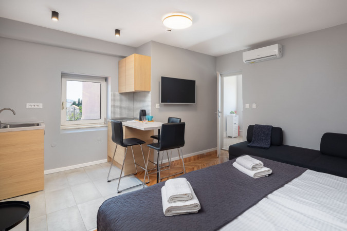 Studio s pogledom na planinu, Solar Beach Inn u neposrednoj blizini mora, Stobreč, Dalmacija Stobreč