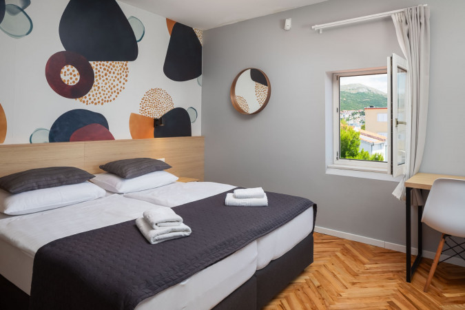 Dvokrevetne sobe s pogledom na more, Solar Beach Inn u neposrednoj blizini mora, Stobreč, Dalmacija Stobreč