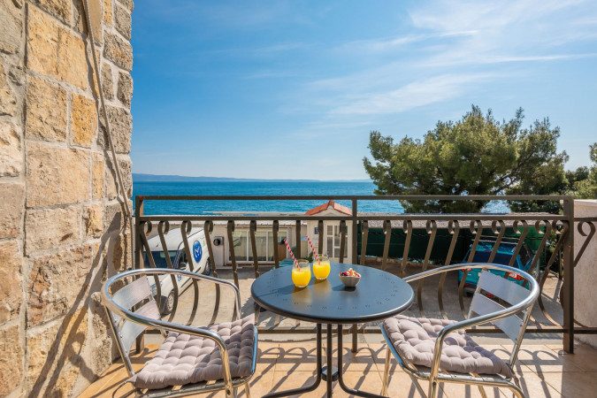 Dvokrevetne sobe s balkonom i pogledom na more, Solar Beach Inn u neposrednoj blizini mora, Stobreč, Dalmacija Stobreč