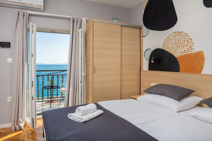 Dvokrevetne sobe s balkonom i pogledom na more, Solar Beach Inn u neposrednoj blizini mora, Stobreč, Dalmacija Stobreč