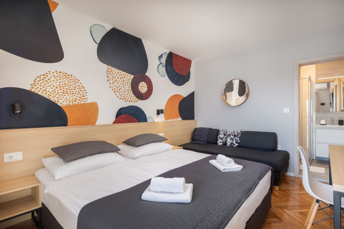 Dvokrevetne sobe s balkonom i pogledom na more, Solar Beach Inn u neposrednoj blizini mora, Stobreč, Dalmacija Stobreč