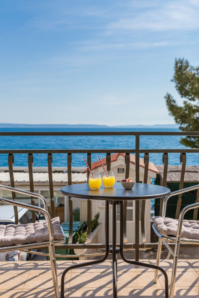 Dvokrevetne sobe s balkonom i pogledom na more, Solar Beach Inn u neposrednoj blizini mora, Stobreč, Dalmacija Stobreč