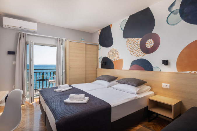 Dvokrevetne sobe s balkonom i pogledom na more, Solar Beach Inn u neposrednoj blizini mora, Stobreč, Dalmacija Stobreč