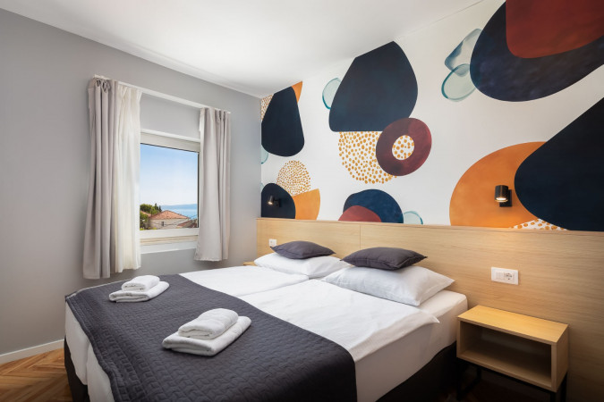 Dvokrevetne sobe s pogledom na planine, Solar Beach Inn u neposrednoj blizini mora, Stobreč, Dalmacija Stobreč