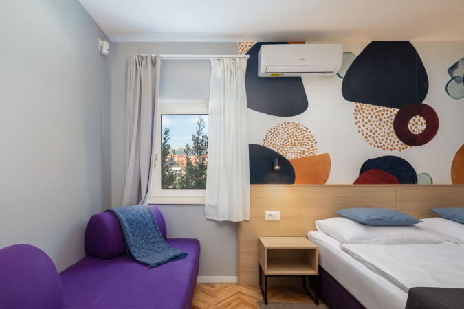 Dvokrevetne sobe s pogledom na planine, Solar Beach Inn u neposrednoj blizini mora, Stobreč, Dalmacija Stobreč